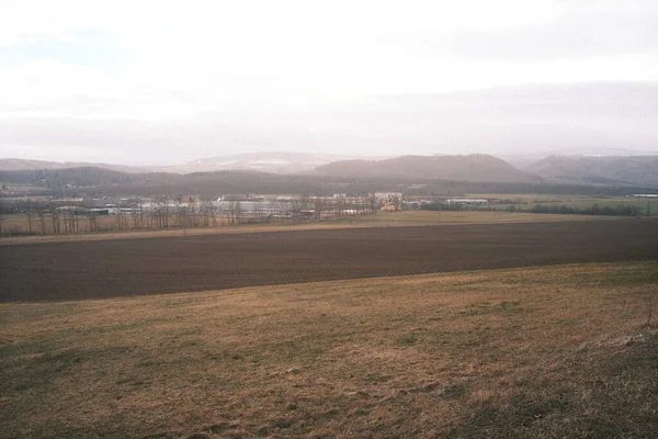 Schöne Sicht Auf Die Landschaft Kleines Dorf Und Gepflügtes Feld — Stockfoto