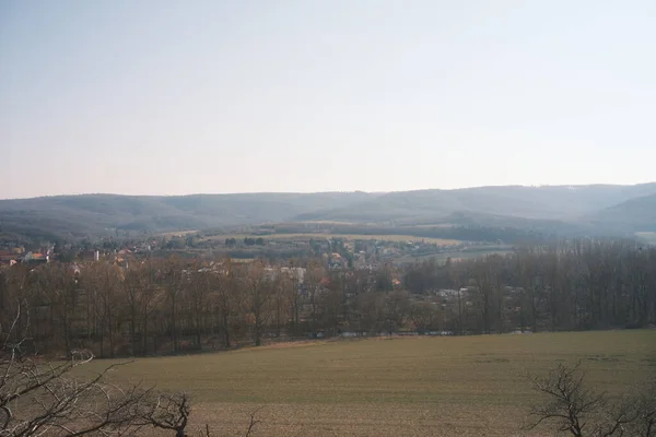 ドイツの青い空の下に小さな村があるフィールドの美しいショット — ストック写真