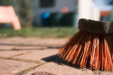 asfaltta turuncu kauçuk fırça, yakın çekim