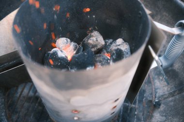 Ateşli kömürün yakın plan çekimi.