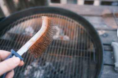Izgarasında beyaz kömür olan bir barbeküye yakın çekim.
