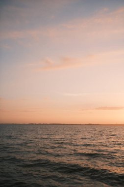 Denizde gün batımı. Gün batımı. deniz ve gökyüzü.