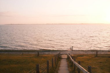 Denizin üzerinde güzel bir gün batımı. manzara görünümü