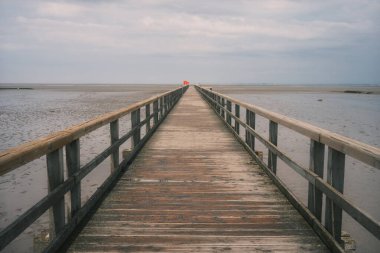 Kumsaldaki eski ahşap iskele. 