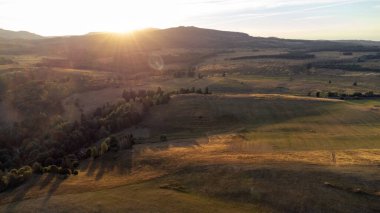 Kırsalda güzel bir günbatımı. Doğa arkaplanı