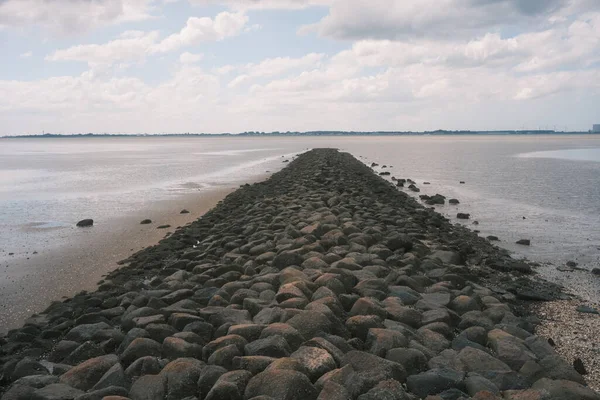 Zee Strand Met Stenen Prachtig Landschappelijk Uitzicht — Stockfoto