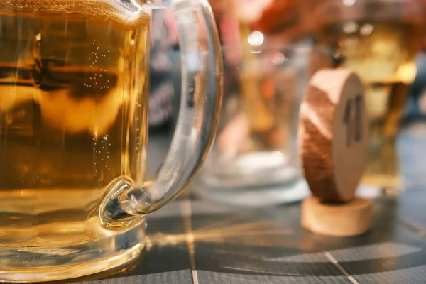 Glas Kaltes Bier Mit Schaum Auf Dem Tisch — Stockfoto