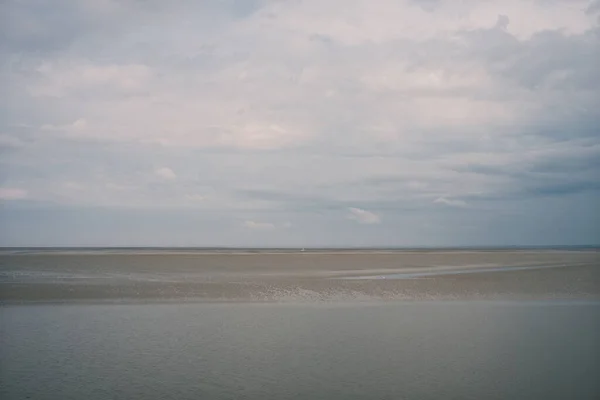 Bulutlu Gökyüzünün Altında Temiz Kumlu Plajlı Güzel Bir Manzara — Stok fotoğraf