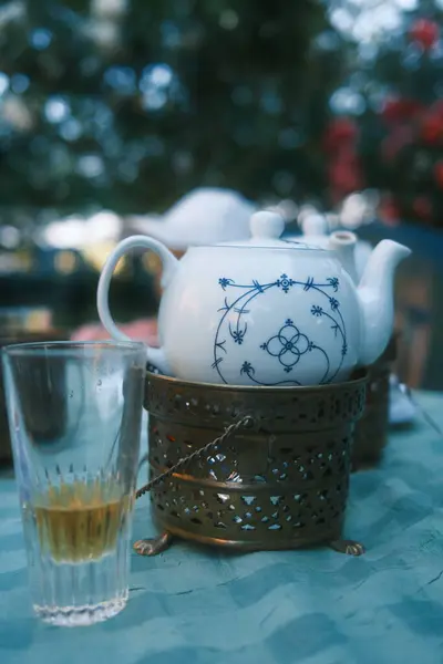 Чай Белом Чайнике Столе Закрыть Вид — стоковое фото