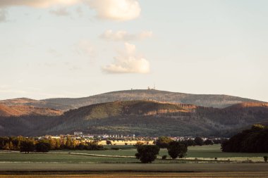 Arka planda dağlar olan küçük bir şehrin güzel manzarası