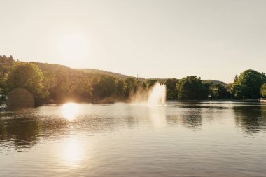 Yazın Ilsenburg göleti. Harz Dağları 'nda bir gezinti yeri.