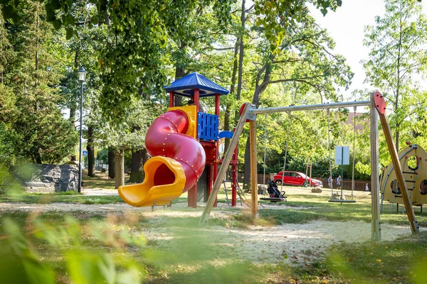Halk parkında boş oyun alanı