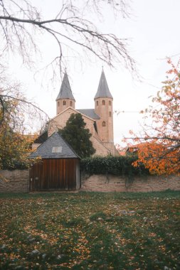 Yazın tarihi manastır ve manastır bahçesi.