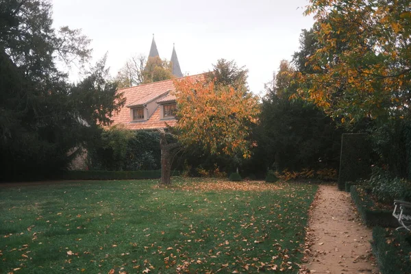 古い歴史的な修道院と修道院の庭 — ストック写真