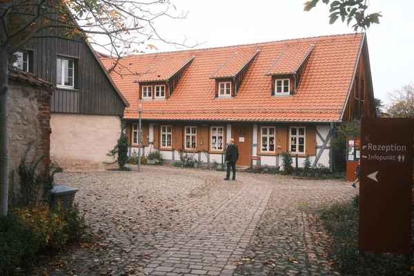 秋の歴史的な修道院と修道院の庭 — ストック写真