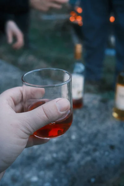 Mann Hält Glas Rotwein Der Hand — Stockfoto