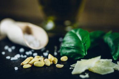 İtalyan yemeği, pesto için taze malzemeler.