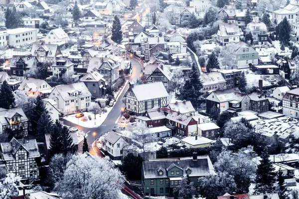 Alman şehrinin karla kaplı hava manzarası