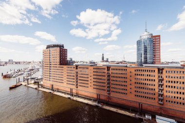 Güneşli bir günde Almanya 'nın Hamburg şehrinin Speicherstadt' ı