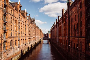 Güneşli bir günde Almanya 'nın Hamburg şehrinin Speicherstadt' ı