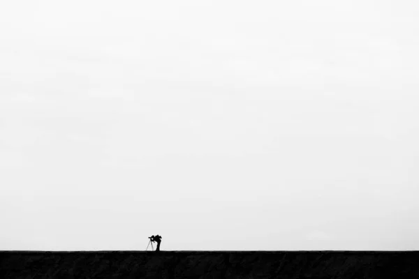 Sahilde Bir Fotoğrafçının Silueti Siyah Beyaz Resim — Stok fotoğraf