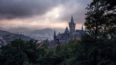 Wernigerode şatosunun üzerindeki mistik ışık ve bulutlar