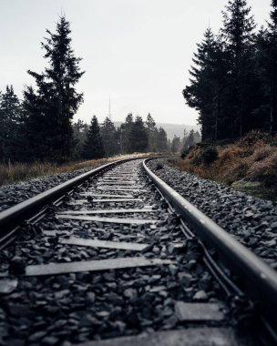 Dağlardaki tren yolu manzarası