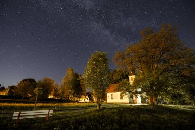 Yıldızlı gecede eski bir kilise