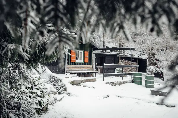 Dřevěná Chalupa Zasněženém Zimním Lese — Stock fotografie