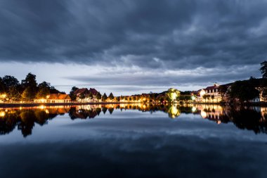Nehir kıyısındaki şehrin gece manzarası