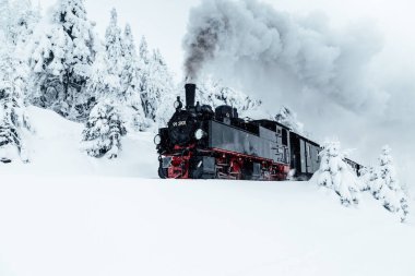Karlı kış ormanlarında eski tren