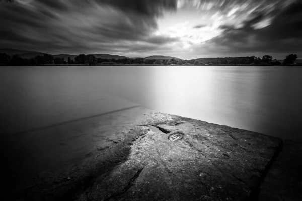 湖泊或河流的黑白照片 — 图库照片