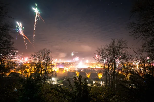 Gece vakti şehirde havai fişekler