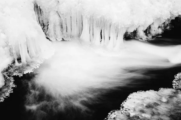 Fagyasztott Vízesés Téli Erdő — Stock Fotó