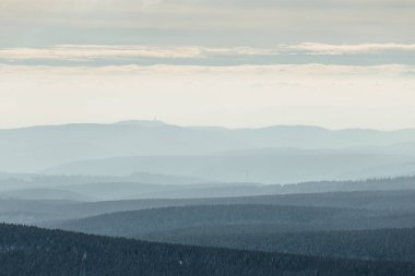 Ormanlı güzel dağların havadan görünüşü