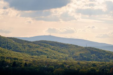Bulutlu günde güzel dağ manzarası