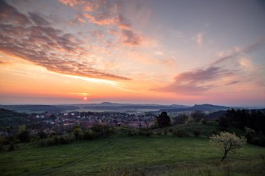 Gün batımında şehrin arka planında güzel bir dağ manzarası
