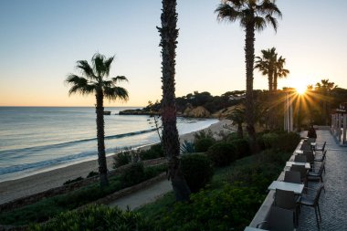 Gün batımında güzel deniz kıyısı