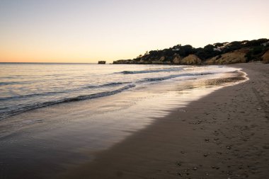 Gün batımında güzel deniz kıyısı