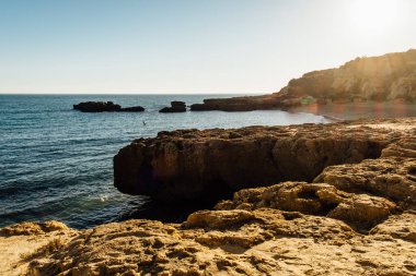 Güneşli bir günde dalgalı deniz kıyısında