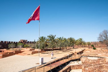 Güneşli bir günde eski kale 