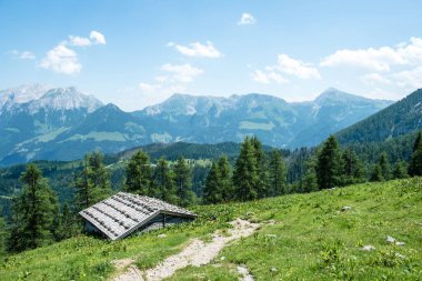 Dağ manzarasında ahşap kulübe 