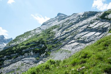 Yazın dağların güzel manzarası  