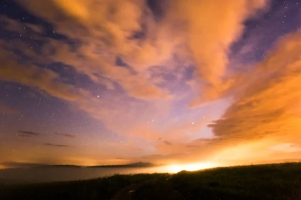 Nachthimmel Mit Wolken Und Milchstraße — Stockfoto