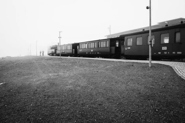 Tren Istasyonundaki Insanlar Siyah Beyaz Fotoğraf — Stok fotoğraf