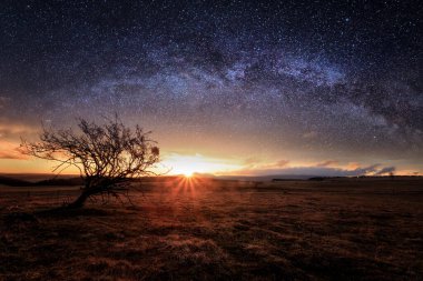 Samanyolu ve yıldızlı güzel gece gökyüzü