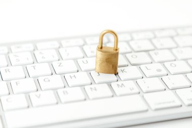 Bilgisayar klavye üzerinde kilit