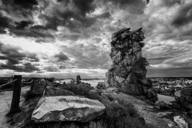 Kayalık dağlar ve bulutlu gökyüzü 