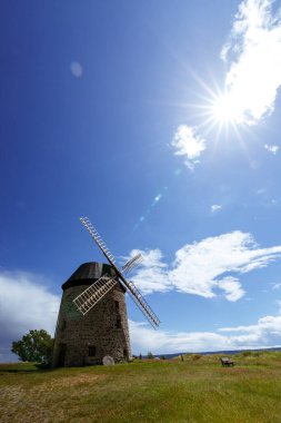 Tarlada yel değirmeni ve mavi gökyüzü 