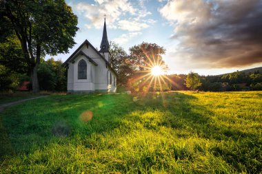 Güneş doğarken eski kilise 